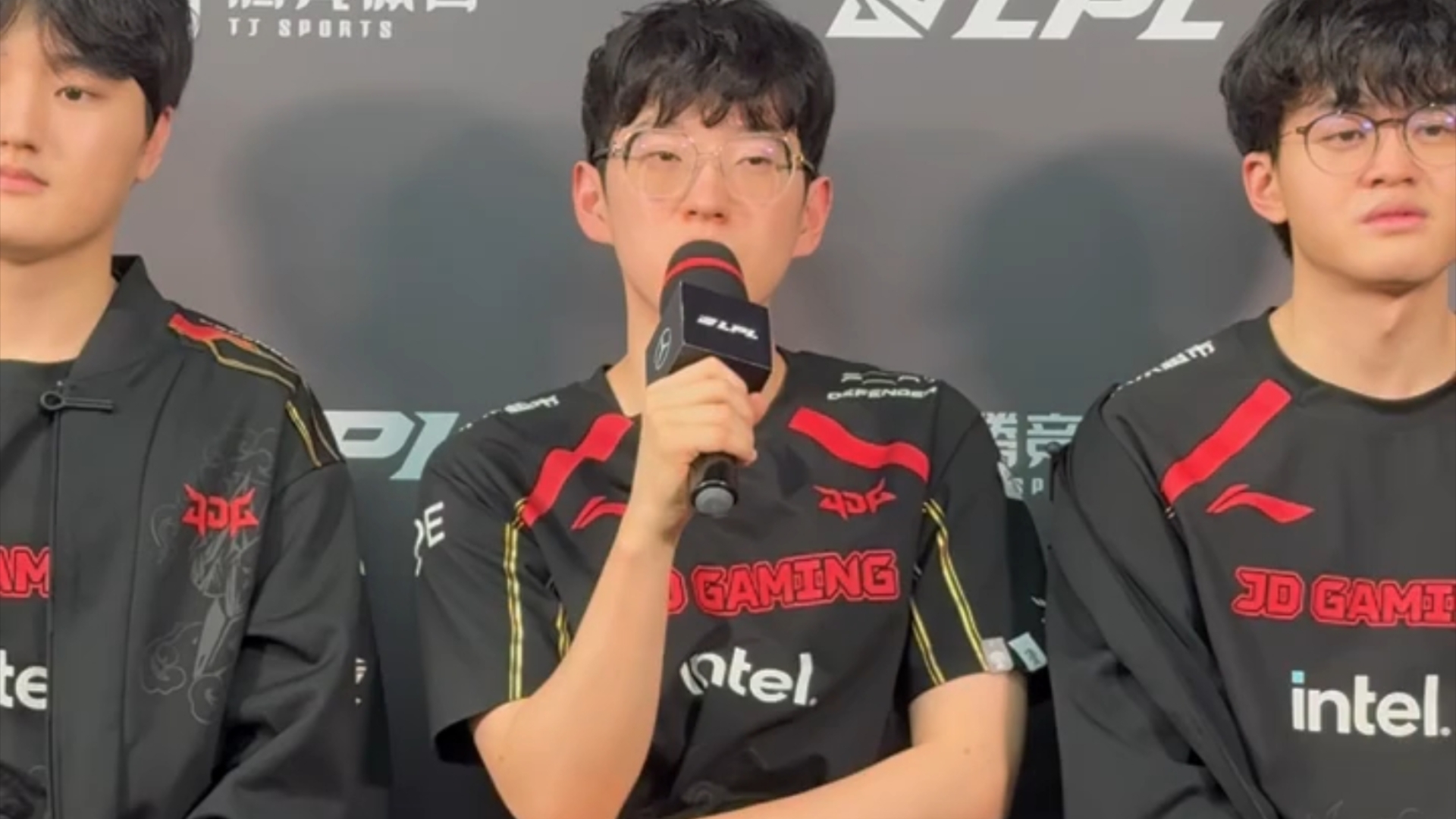 九游官方平台-出色发挥引爆全场！，Scout意外战胜独行侠赛场气氛高涨的简单介绍